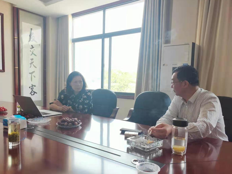 武汉大学包装印刷系主任、博士生导师万晓霞教授正在给广桦高层管理人员授课指导